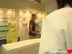 【無料エロ熟女動画】ブライダルエステで寝取られパコられてしまう結婚直前のお姉さん