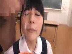 【藤波さとり】お昼休みの教室でポニーテールの制服JKがザーメンをぶっかけられながらお弁当を食べ続け食ザーしちゃってる【JKアダルト動画】