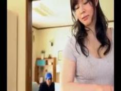 【爆乳妻、中出し】月元あや華出演。豊満な人妻に誘惑される若い男。あまりの気持ちよさについ膣内射精。