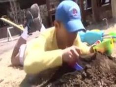 ［母子相姦］ノーパン美人ママに息子が奇跡の挿入「あん♡ダメェ♡」ガキ共に見られ野外セックスで元気チンポにアクメ［椎名ゆな