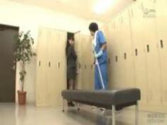 ビル清掃のバイト中、楽しみなのは女子ロッカーの清掃！わずかに残ったいい香りに興奮していたら、ソソる清楚系OLとばったり遭…