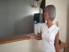 銀髪黒ギャルの見た目に反して献身的な良い主婦AIKAがお義父さんに襲われてしまう動画