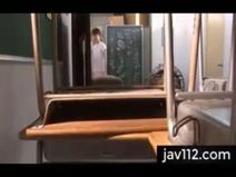 汗ばんで強調されたおっぱいがエロいバスケ部美少女と2人きりの体育倉庫で・・・