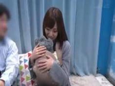 心優しい子持ちのママがデカチンで妻に挿入を許してもらえない男性とＳＥＸ