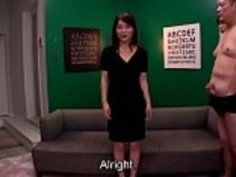 JAVの熟女Kaho Kasumi男性グループのストリップ