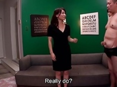 JAVの熟女Kaho Kasumi男性グループのストリップ