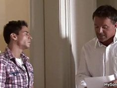 騙されたブロンドは、古い巨根を吸って乗る