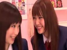 貧乳の女子校生の無料rezu動画。思春期の女子校生2人がパジャマ姿でレズプレイ！