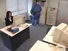 怪しい薬品で眠らされた美人OLが清掃員のおっさんに職場でレ○プされる