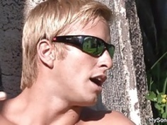 老人はフィールドで彼女の若い猫を舐める