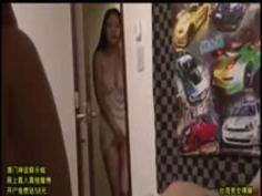 【奥様】娘がSEXしているのを見て欲情してしまい、廊下で激しいオナニーするおかあさん。夢中でオマ○コをこすります。