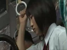 【動画】バスの中にブラウスからでも巨乳が目立つエロすぎる体の童顔で可愛い女子高生がいたので夢中でレ○プしちゃうエロ動画うp