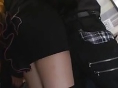 jeunes japonaises従業員は、ペロテスを列車に乗せた