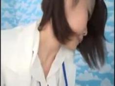 『え？ちょ､入ってます! 』ＡＶ現場の可愛い女スタッフを騙しスマタからヌプと挿入⇒中だしSEX！ (爆乳)(騎乗位)