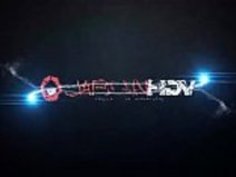 恥ずかしそうな日本の姉妹は、三人組の後に乱雑な笑いを受ける