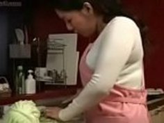 ホット日本のアジアのママはキッチンで彼女の息子を性交