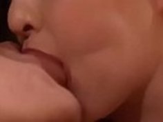 日本の恋人は彼女の息子から素敵なファックを得る