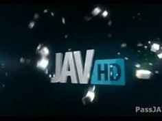 Sultry Hatuianoは彼女のトリミングされた花の上に緑のブザーを取るために下に行く