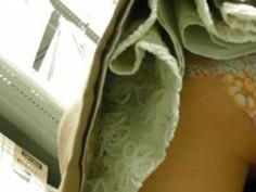 【素人盗撮】ミニスカで美脚の素人ギャルの盗撮個人撮影隠し撮りパンチラプレイ動画！！【pornhub動画】