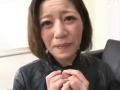 美熟女さんのとても気持ち良さそうな絶品で濃厚なフェラチオ。高速手コキから大きく開けたお口へザーメン射精でゴックン！