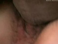 大当たりのボールで叩かれたいたずらなジャップ学校の人形猫