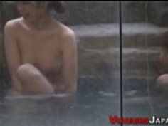 アジア人はシャワーを盗んだ
