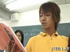 若い女の子が荒れた