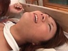 かわいいジューシーな日本の十代の男の子は、