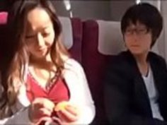 日本の恋人がファックする方法を変態の息子を示しています