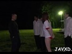 東洋の女の子がハワイを打つ