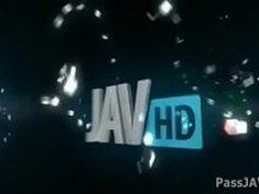 彼女の毛深いニャンニャンで床に激しくセックスされた巨乳のベイビーミツオツジイ