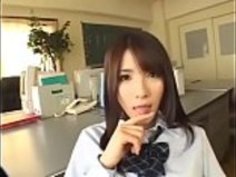 日本の女子高生はディルドを使用しています