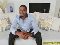 上品なアジアの口頭で愉快な巨大な黒い雄鶏