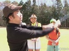 日本のティーン・ゴルフの娼婦たちは、二人の男でティーンエイジとクリームに襲われる