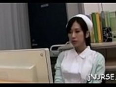 東洋のひよこは、ナイーブな手コキを与える