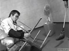 字幕付きの成熟した日本の女性ブルーカラーセックスボス