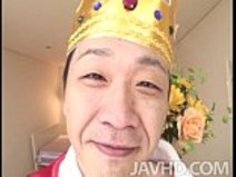 アイウチの役割は、彼が彼女のアパートの王だと思う角質の男と一緒に演じる