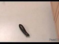 理子は彼女の台所でディルドーの夢を見て、彼女のおもちゃを使ってザーメンをする