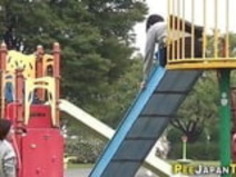 いたずらな学生がおしっこする