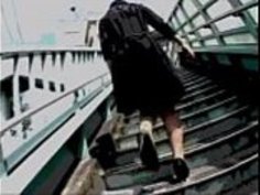 日本人女性が東京のダウンタウンを歩く