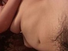 BJを与え、彼女のつぶやきをハードコックで満たす最高のジャップの十代の人形