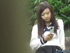 【jkオナニーxvideos盗撮動画】セーラ服姿のjkが野外で建物の影でオナニーしてるところを盗撮！