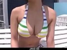 Ayami日本の魅力に沿ったアウトドアフェラチオシーン