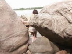 ビーチのハードコアで魅惑的なカップルのストリップとファック