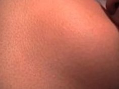 かわいいジャップスクールベイビー、小さなおっぱいでコックヘアを弄ぶ