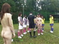 若い売春婦が彼女の脚を広げると彼女の猫のおもちゃ