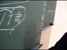 かわいいジャップティーンの女の子がクラスルームでセクシーなお尻を点滅させる