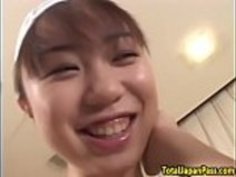 若い日本のベイビーは3人組で犯された