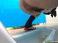 GotPorn-japanese-hotties-urinate