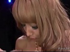 驚異の日本の女の子京子は剃ったオマンコのオナニーを手に入れた